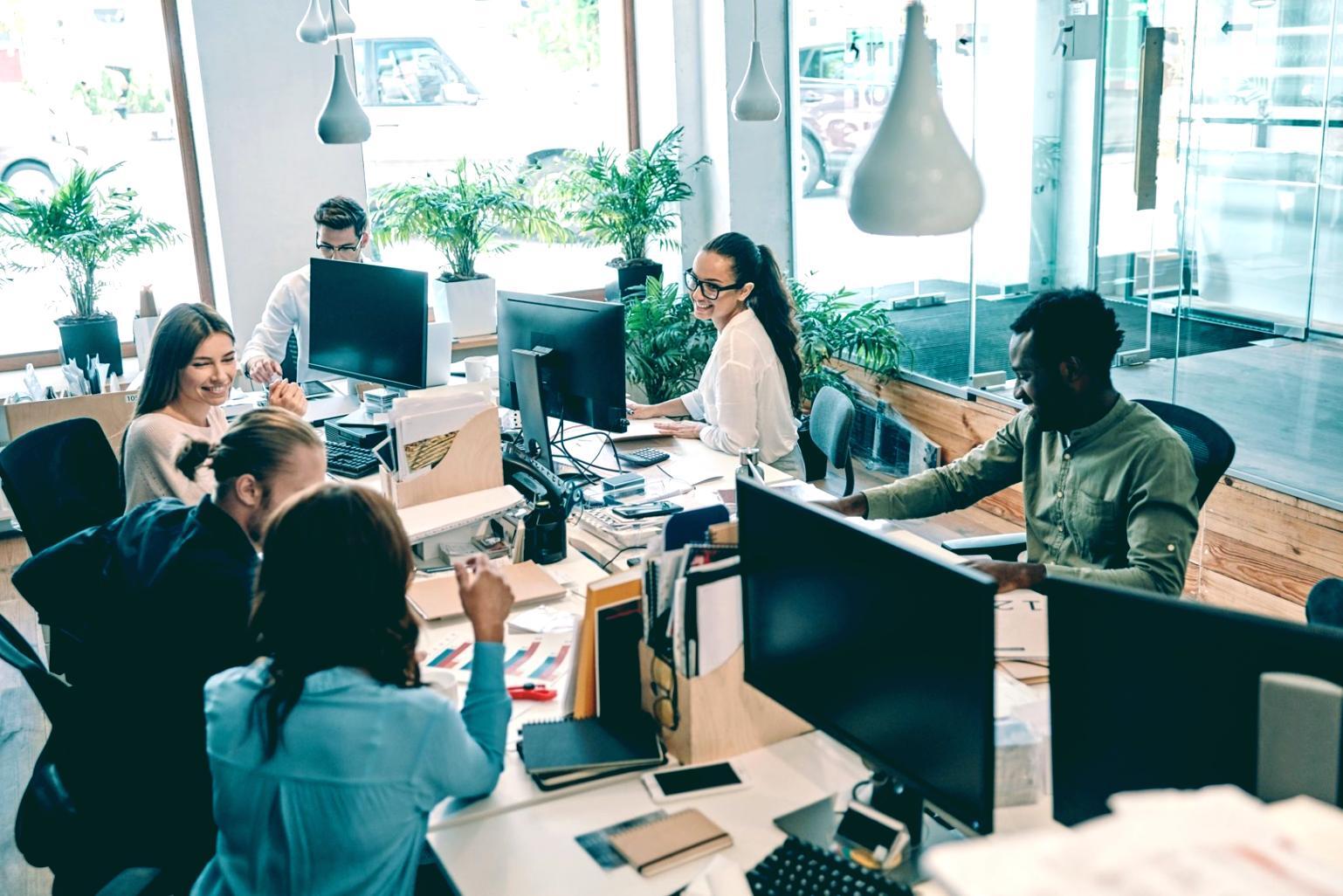 Moderne Büroumgebung mit Analysearbeit und Datenvisualisierung