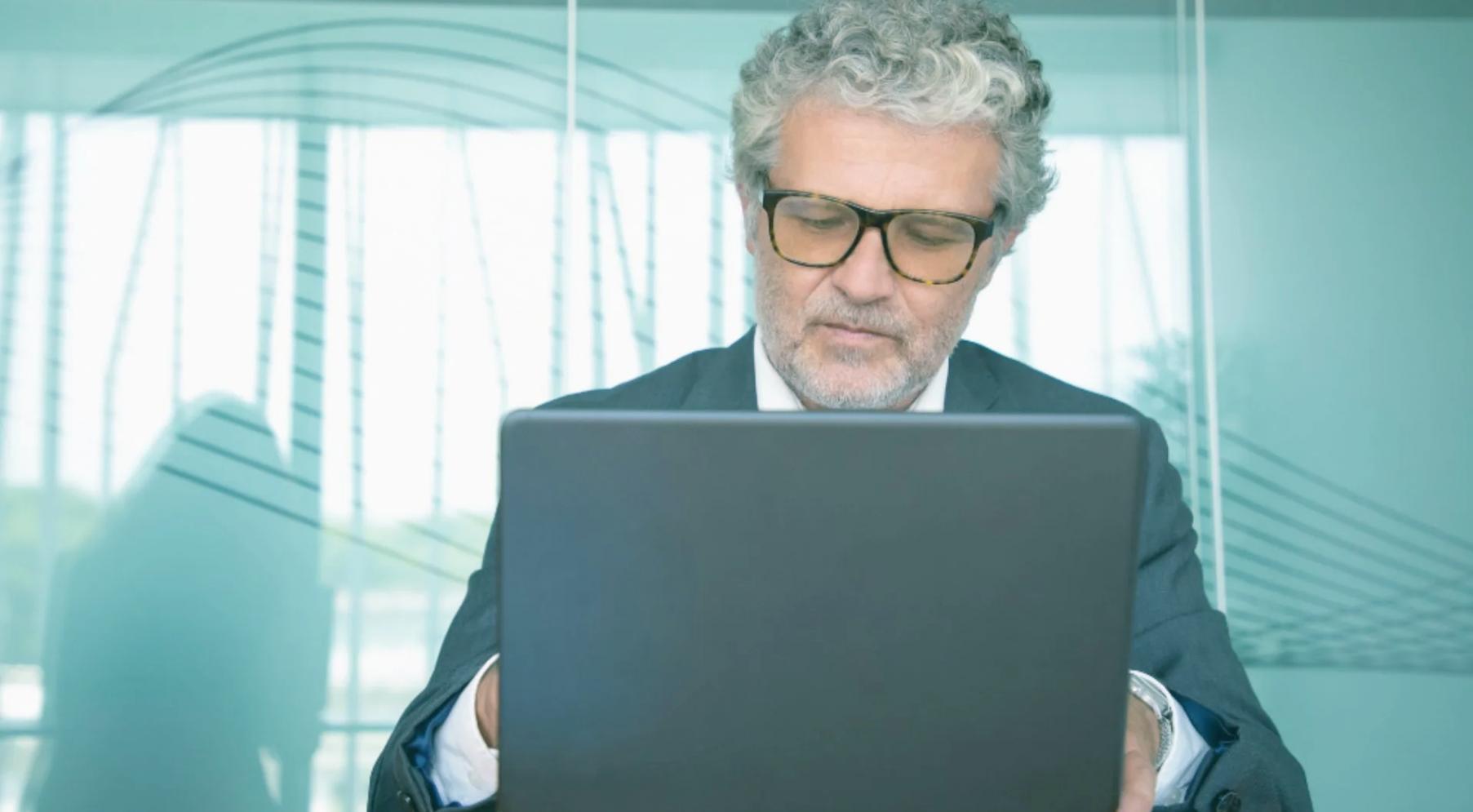 Professionelle Arbeitsumgebung mit Fokus auf persönliche Beratung und individuelle Kundenbetreuung